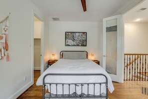 Interior - Walk to the Houston Farmers Market: Modern Escape (Houston)