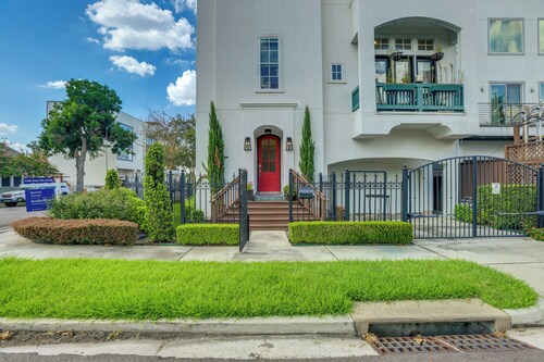 Walk to the Houston Farmers Market: Modern Escape