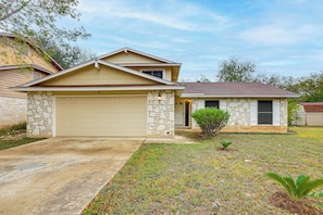 Interior - Near Six Flags & Seaworld: San Antonio Family Home (San Antonio)