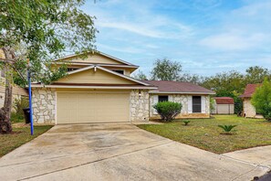 Interior - Near Six Flags & Seaworld: San Antonio Family Home (San Antonio)