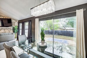 Interior - Near Six Flags & Seaworld: San Antonio Family Home (San Antonio)