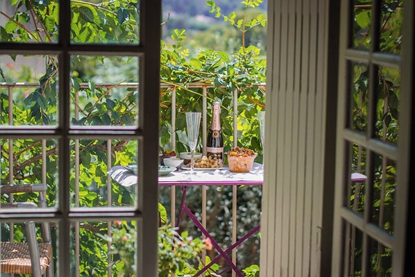 Outdoor dining - Room with balcony in the village of Lourmarin, overlooking the castle (Lourmarin)