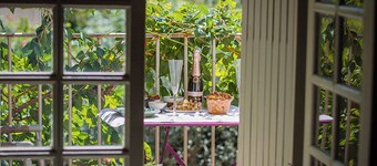 Room with balcony in the village of Lourmarin, overlooking the castle