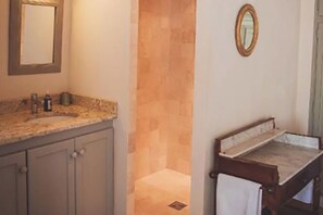 Shower, hair dryer, towels, soap - Room with balcony in the village of Lourmarin, overlooking the castle (Lourmarin)