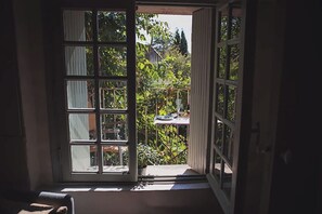 Interior - Room with balcony in the village of Lourmarin, overlooking the castle (Lourmarin)