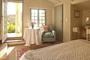 WiFi, bed sheets - Room with balcony in the village of Lourmarin, overlooking the castle (Lourmarin)