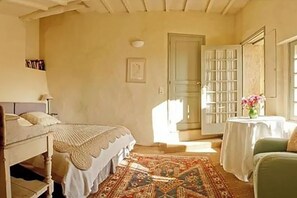 WiFi, bed sheets - Room with balcony in the village of Lourmarin, overlooking the castle (Lourmarin)
