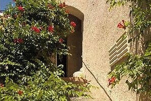 Exterior detail - Room with balcony in the village of Lourmarin, overlooking the castle (Lourmarin)