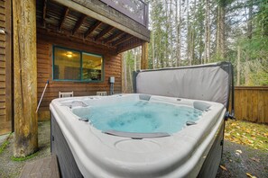 Interior - 19 Mi to Slopes at Crystal Mtn: Getaway w/ Hot Tub (Enumclaw)