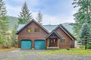 Interior - 19 Mi to Slopes at Crystal Mtn: Getaway w/ Hot Tub (Enumclaw)