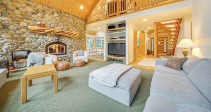 19 Mi to Slopes at Crystal Mtn: Getaway w/ Hot Tub