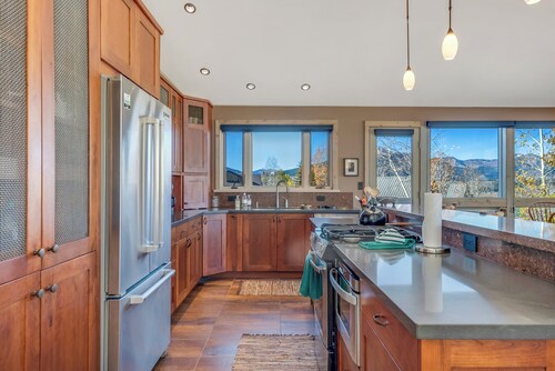 *New Listing* Mountain Home with Panoramic Views and short walk to the slopes