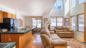 Apartment (3 Bedrooms) | Interior - 3BR Townhome w/ Mountain View & Balcony (Driggs)