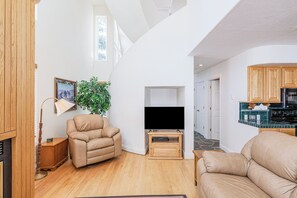 Interior - 3BR Townhome w/ Mountain View & Balcony (Driggs)