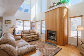 Interior - 3BR Townhome w/ Mountain View & Balcony (Driggs)