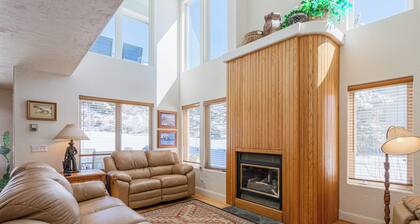 3BR Townhome w/ Mountain View & Balcony