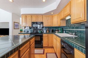 Interior - 3BR Townhome w/ Mountain View & Balcony (Driggs)