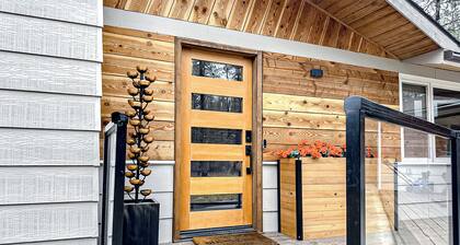 4 BR Lakefront Home w/ Dock & Fireplace