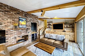 Interior - 4 BR Lakefront Home w/ Dock & Fireplace (Nine Mile Falls)