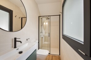 Bruser, hårtørrer, håndklæder