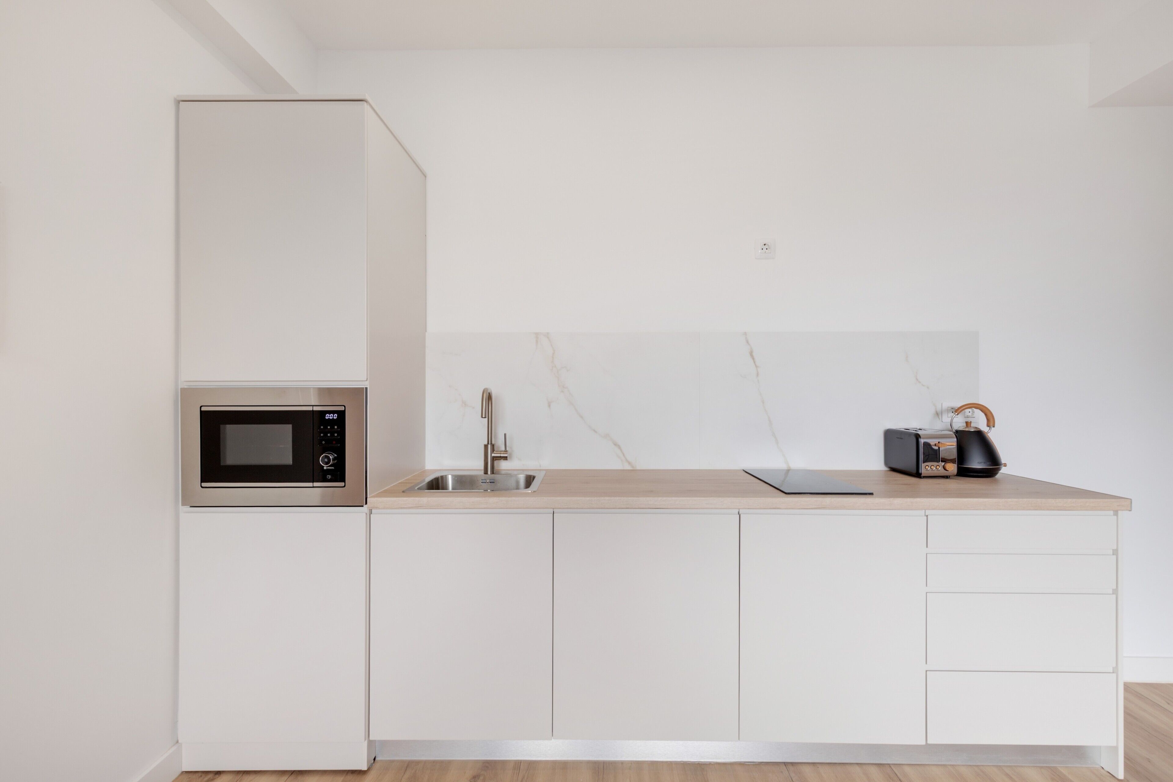 Réfrigérateur, micro-ondes, plaque de cuisson, cafetière/bouilloire