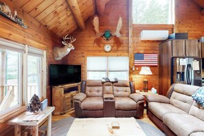 Interior - Relaxing 3BR Fireplace Deck Fire Pit (Trenton)