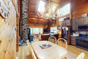 Interior - Relaxing 3BR Fireplace Deck Fire Pit (Trenton)