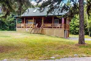 Front of property - Relaxing 3BR Fireplace Deck Fire Pit (Trenton)