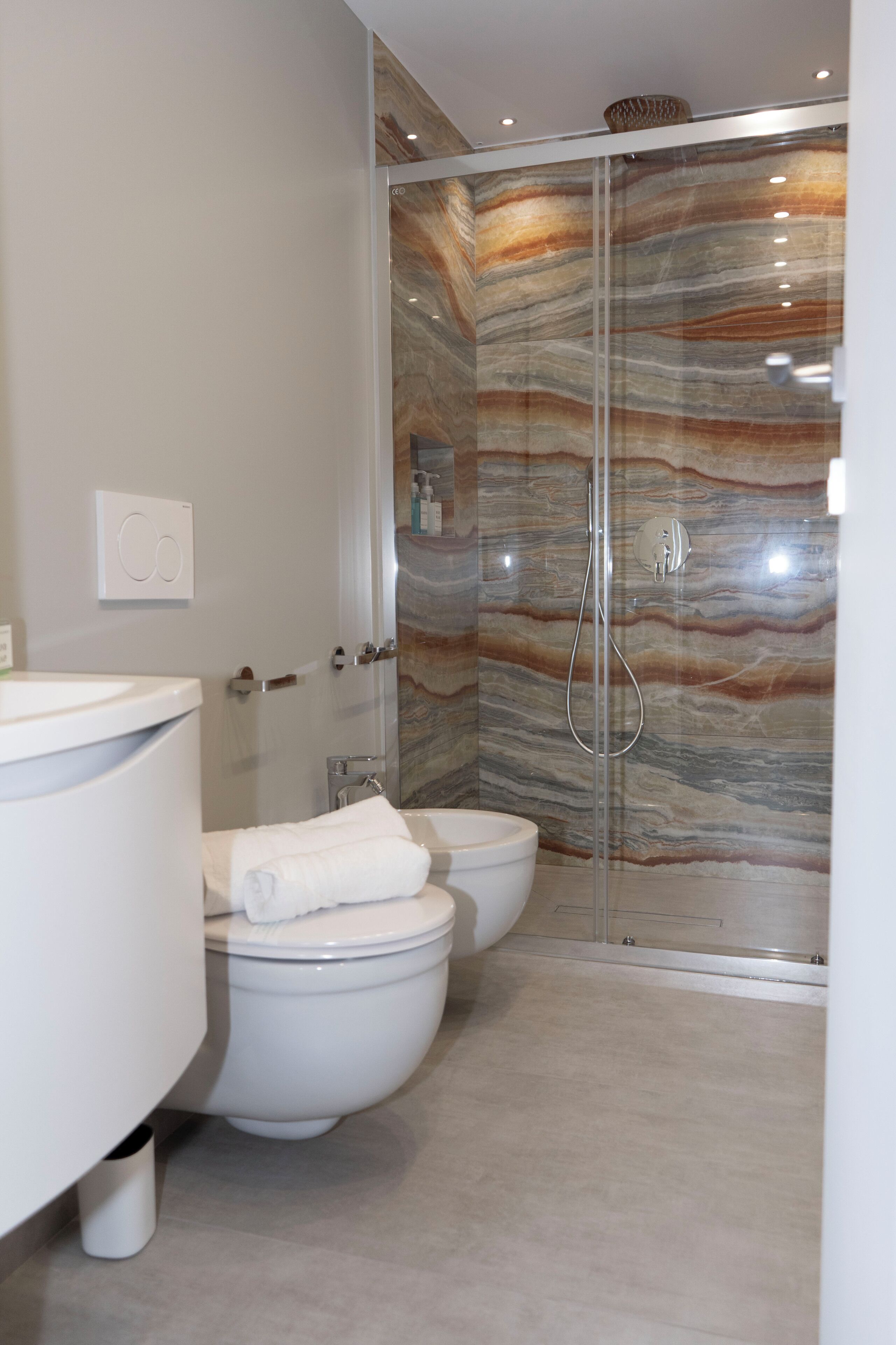 Douche, sèche-cheveux, bidet, serviettes fournies