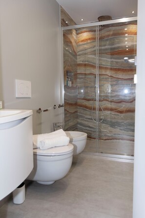 Shower, hair dryer, bidet, towels - Mini apartment in the center of catania (Catania)