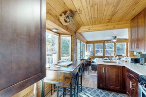 Una cocina amplia con armarios de madera, una isla grande y vistas al exterior.