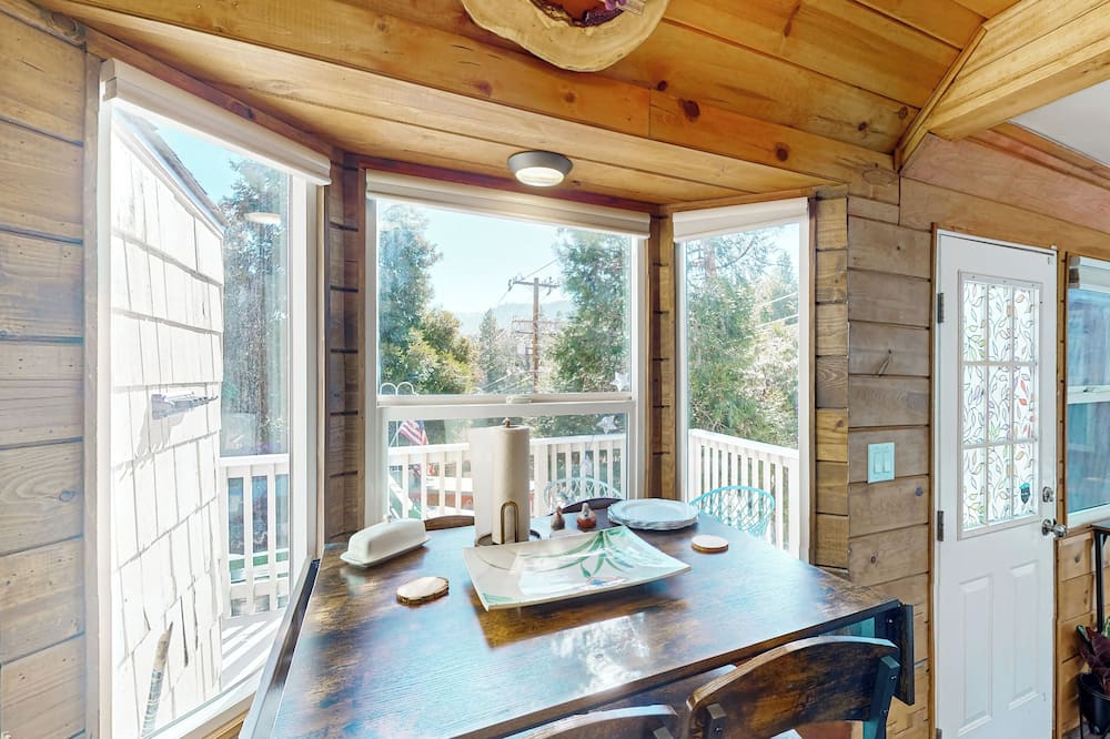 Relaxing Retreat w/ Deck, 1 Mi to Lake Arrowhead!