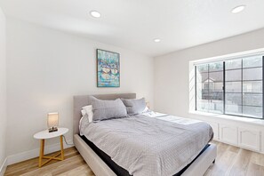 Apartment (3 Bedrooms) | Interior - 3 BR Lake Condo w/ Shared Pool & Spa (Lake Arrowhead)