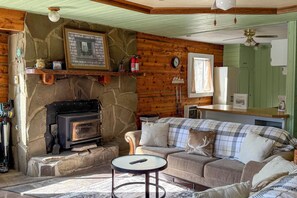 House (3 Bedrooms) | Interior - Lovely 3BR Mountain View Fireplace (Brian Head)