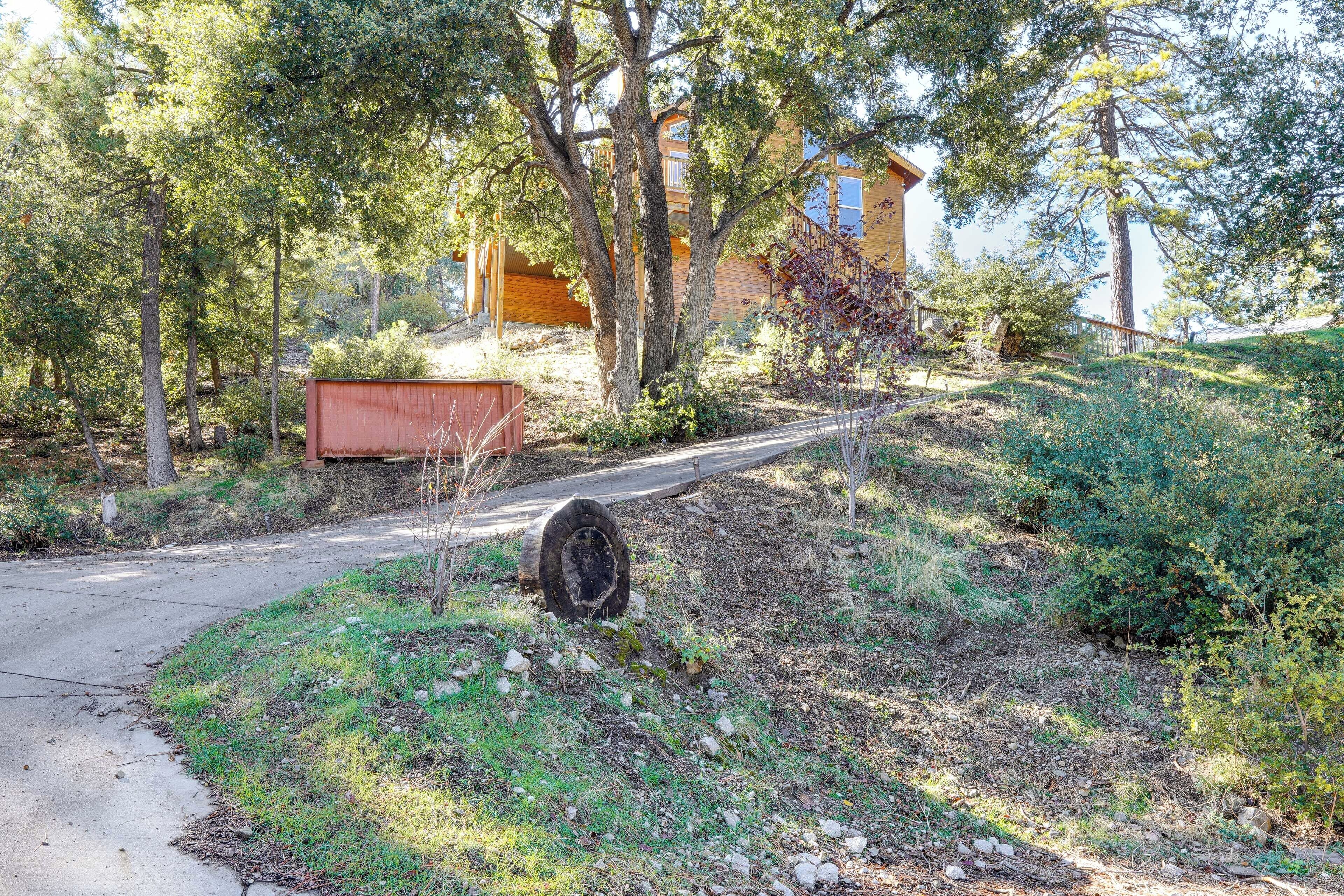 Una zona residencial con una casa, un camino de entrada y un neumático en el suelo.
