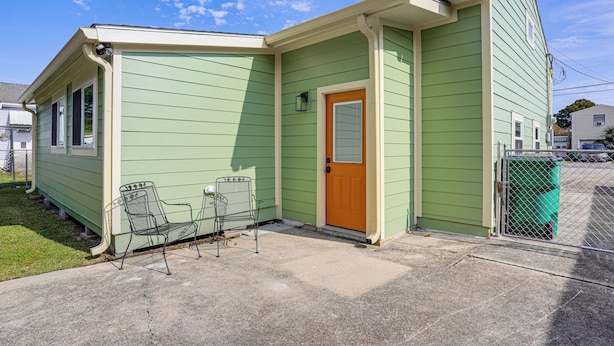 A small, single-story building with a green exterior and a yellow door. - 8 Mi to Dtwn New Orleans! Newly Renovated Home (Metairie)
