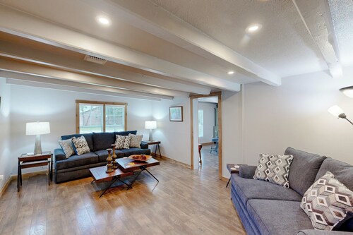 In-town 3BR w/ BBQ Pit, Walk to Medina River