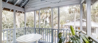 Vanilla Cottage on 30-acre Preserve!