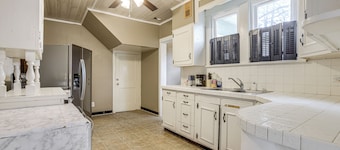 Near University Ave! Pet-friendly 3BR w/ Foosball!