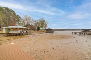 Interior - Quiet & Stylish Waterfront Gem w/ Dock in Eatonton (Eatonton)