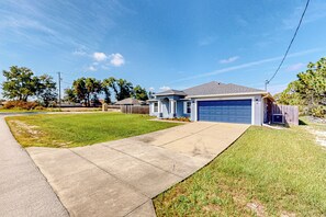 Interior - Poolside Oasis! Family-friendly Summerfield Escape (Summerfield)