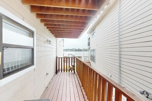 Interior - 2BR Riverfront Townhome w/ Balcony & Boat Dock (New Roads)