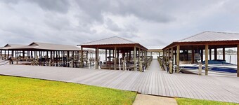 2BR Riverfront Townhome w/ Balcony & Boat Dock