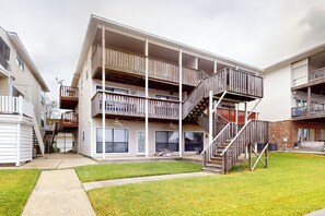Apartment (2 Bedrooms) | Interior - 2BR Riverfront Townhome w/ Balcony & Boat Dock (New Roads)