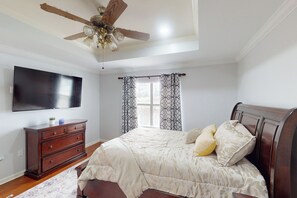 Interior - 2BR Riverfront Townhome w/ Balcony & Boat Dock (New Roads)