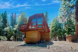 Interior - 3BR Charming Cabin w/ Deck, Yard Games & View (Blairsden-Graeagle)