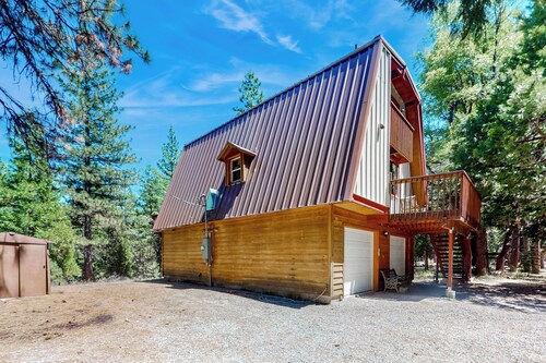 3BR Charming Cabin w/ Deck, Yard Games & View