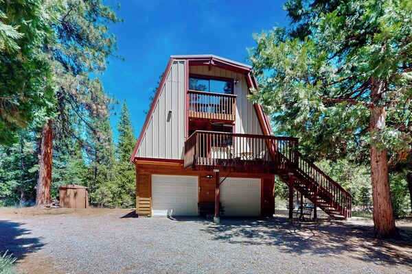 3br Charming Cabin W/ Deck, Yard Games & View - Lake Davis, CA