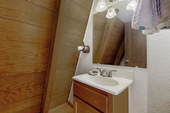 Interior - 3BR Charming Cabin w/ Deck, Yard Games & View (Blairsden-Graeagle)