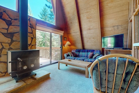 Casa (3 Bedrooms) | Parte interna. 3BR Charming Cabin w/ Deck, Yard Games & View